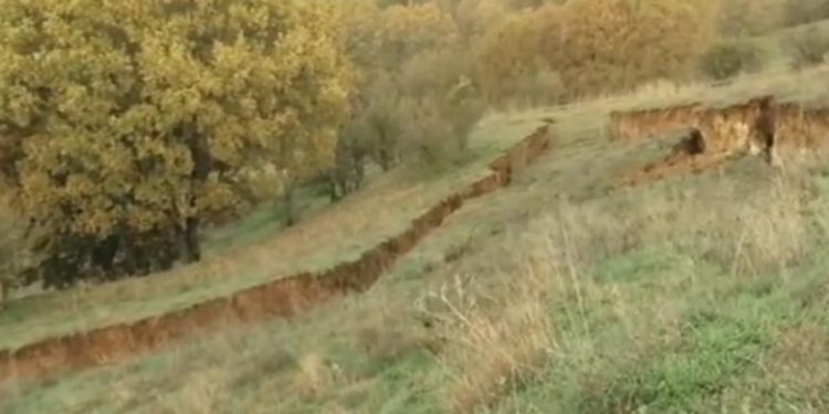 Άνοιξε η γη – Ανησυχούν οι κάτοικοι – News.gr