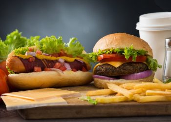 Πελάτης βρήκε βίδα στο μπέργκερ που έτρωγε – Θα πάρει αποζημίωση 20.000 ευρώ – News.gr
