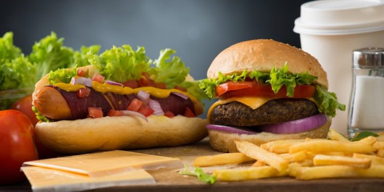 Πελάτης βρήκε βίδα στο μπέργκερ που έτρωγε – Θα πάρει αποζημίωση 20.000 ευρώ – News.gr