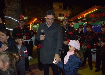 Φωταγωγήθηκε το Χριστουγεννιάτικο δέντρο στη Βάρδα (φωτος)