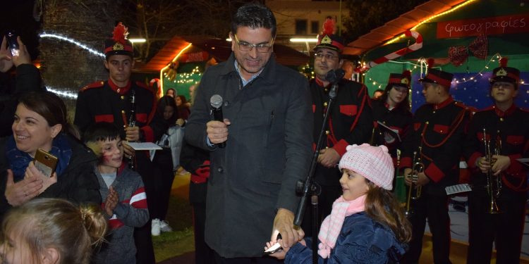 Φωταγωγήθηκε το Χριστουγεννιάτικο δέντρο στη Βάρδα (φωτος)