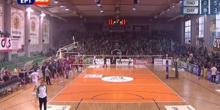 Διεκόπη προσωρινά το Παναθηναϊκός-Ολυμπιακός – Έπεσε δακρυγόνο μέσα στο κλειστό