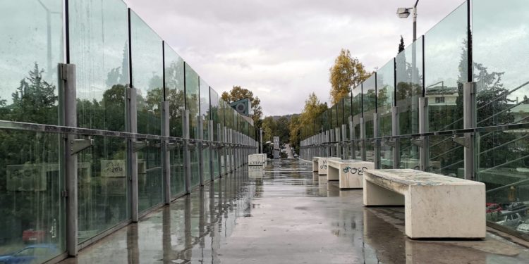 Η ιστορία πόνου και αγάπης πίσω από την πεζογέφυρα της Κηφισίας – Newsbeast