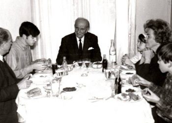 Γεώργιος, Ανδρέας, Γιώργος, Σοφία, Αντρίκος και Μαργαρίτα Παπανδρέου τρώνε… πιτόγυρα