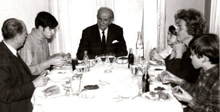 Γεώργιος, Ανδρέας, Γιώργος, Σοφία, Αντρίκος και Μαργαρίτα Παπανδρέου τρώνε… πιτόγυρα