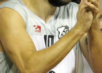 Μπασκετμπολίστας του ΟΦΗ έσωσε τη ζωή 70χρονου σε πλοίο που έπαθε εγκεφαλικό