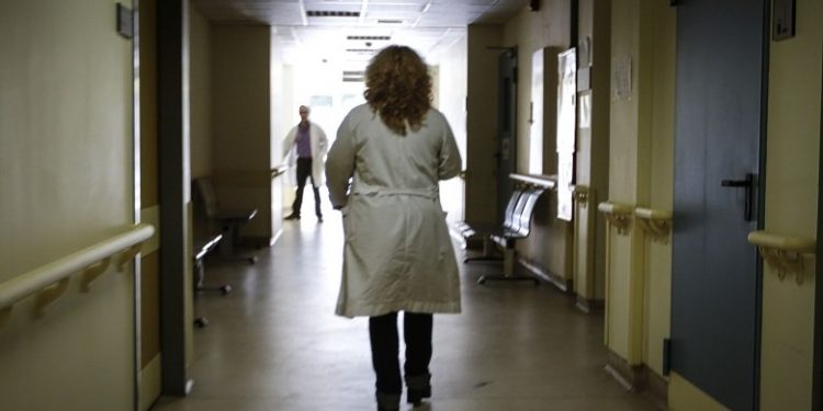 Ασθενής βρήκε σκουλήκι στο φαγητό της στο νοσοκομείο Νίκαιας – News.gr