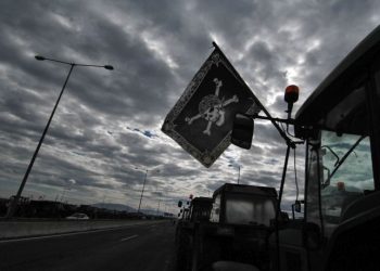 Ζεσταίνουν τις μηχανές των τρακτέρ τους οι αγρότες