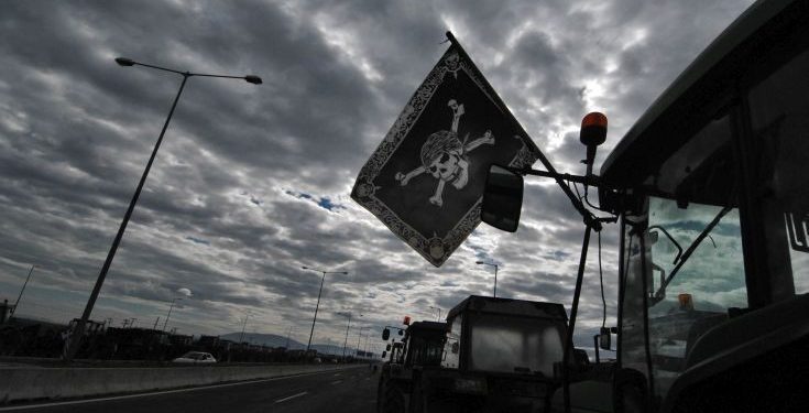 Ζεσταίνουν τις μηχανές των τρακτέρ τους οι αγρότες
