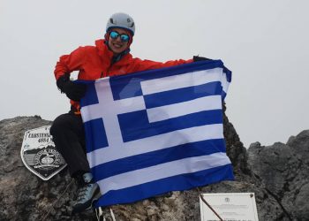 Χριστίνα Φλαμπούρη: Η 31χρονη που ύψωσε την ελληνική σημαία στην ψηλότερη κορυφή της Ανταρκτικής 