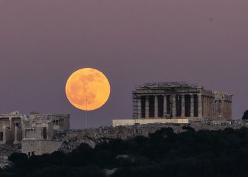 Εντυπωσιακές εικόνες από την «πανσέληνο του λύκου» στον αττικό ουρανό – News.gr