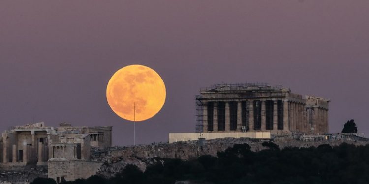 Εντυπωσιακές εικόνες από την «πανσέληνο του λύκου» στον αττικό ουρανό – News.gr