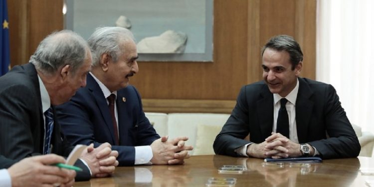 Τι είπαν Μητσοτάκης-Χάφταρ στη συνάντησή τους στη Βουλή – News.gr
