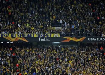 Τουρκία: Οι οπαδοί της Φενέρμπαχτσε άφησαν τα κασκόλ τους για τους σεισμοπαθείς