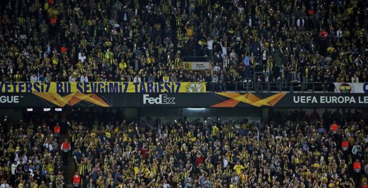 Τουρκία: Οι οπαδοί της Φενέρμπαχτσε άφησαν τα κασκόλ τους για τους σεισμοπαθείς