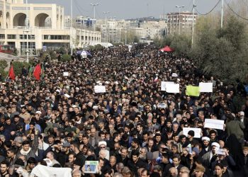 Κοσμοσυρροή στην Βαγδάτη για την κηδεία του ιρανού στρατηγού – News.gr