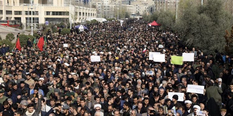 Κοσμοσυρροή στην Βαγδάτη για την κηδεία του ιρανού στρατηγού – News.gr