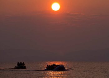 «Πλωτό φράγμα για να σταματήσει τους μετανάστες σχεδιάζει η Ελλάδα στο Αιγαίο»