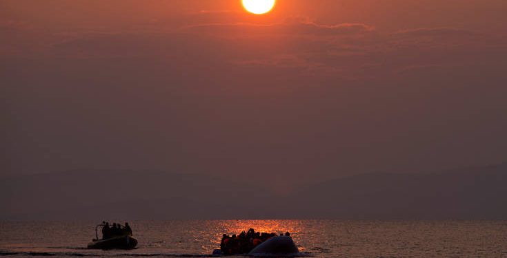 «Πλωτό φράγμα για να σταματήσει τους μετανάστες σχεδιάζει η Ελλάδα στο Αιγαίο»