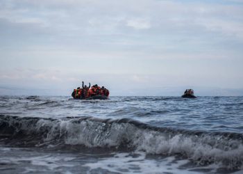 «Τείχη στη θάλασσα»: Επικριτικά σχόλια για τον πλωτό φράχτη που σχεδιάζει η Αθήνα