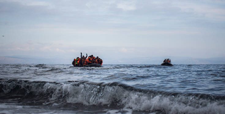 «Τείχη στη θάλασσα»: Επικριτικά σχόλια για τον πλωτό φράχτη που σχεδιάζει η Αθήνα