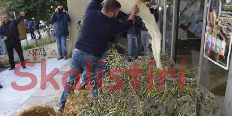 ΟΜΟΣΠΟΝΔΙΑ ΑΓΡΟΤΙΚΩΝ ΣΥΛΛΟΓΩΝ ΗΛΕΙΑΣ: «Ο Υπουργός Αγροτικής Ανάπτυξης υποτιμά τη νοημοσύνη μας  με τις ψεύτικες εξαγγελίες του»