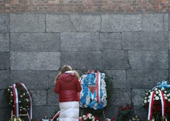 Επιζώντες του Άουσβιτς επιστρέφουν 75 χρόνια μετά την απελευθέρωση