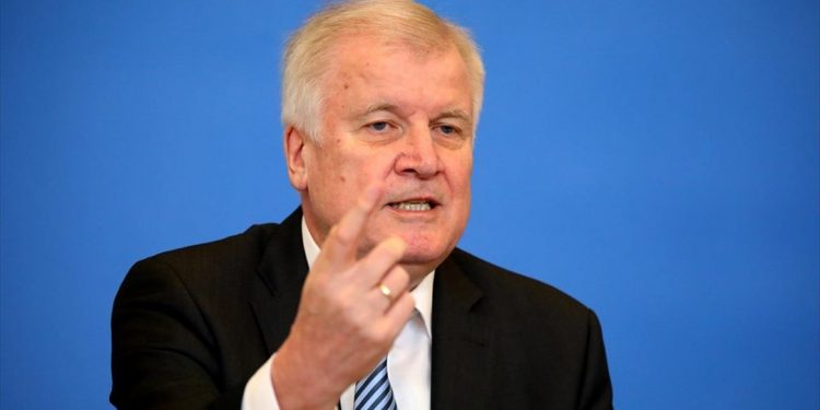 Γερμανός ΥΠΕΣ: «Όχι» στα γερμανικά κρατίδια για υποδοχή προσφύγων από την Ελλάδα