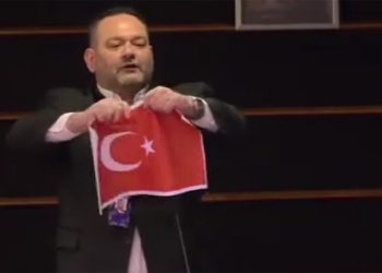 Το σκίσιμο της τουρκικής σημαίας από τον Γιάννη Λαγό και η οργισμένη απάντηση Τσαβούσογλου