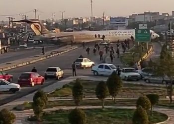 Αεροπλάνο γλίστρησε και βρέθηκε στον δρόμο – Τρόμος για 85 επιβάτες – News.gr