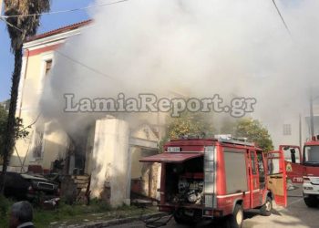 Καίγεται αρχοντικό στη Στυλίδα