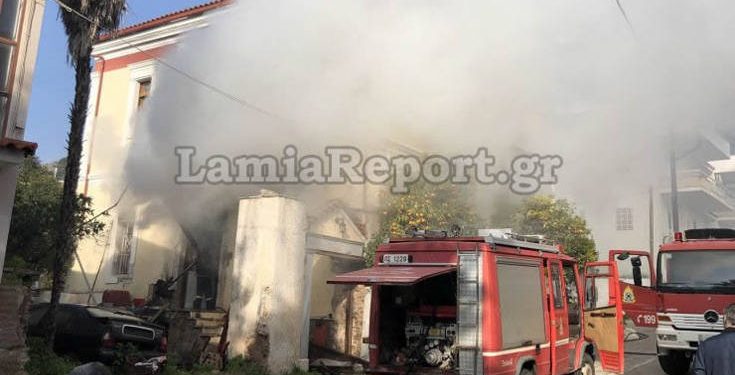 Καίγεται αρχοντικό στη Στυλίδα