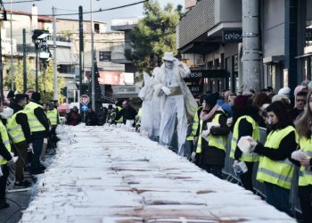 Πρωτοχρονιά 2020: Στο Περιστέρι δημιουργήθηκε γιγαντιαία βασιλόπιτα 5 τόνων