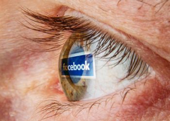 Τον φωτογράφισε να παρκάρει σε θέση ΑμεΑ, ανάρτησε την εικόνα του στο Facebook και εκείνος της ζητά αποζημίωση