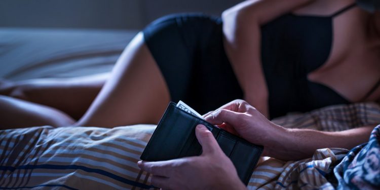 Την ανάγκαζαν να πηγαίνει με 12 άντρες την ημέρα – News.gr