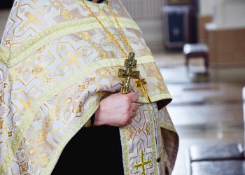 Ιερέας χαστούκισε πιστή γιατί πήρε δεύτερο αντίδωρο – News.gr