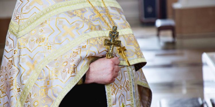 Ιερέας χαστούκισε πιστή γιατί πήρε δεύτερο αντίδωρο – News.gr