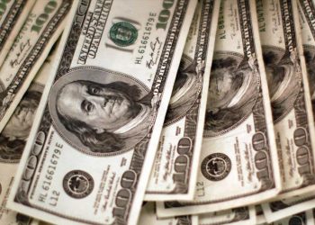 Το υποπόδιο του παππού έκρυβε σχεδόν 40.000 ευρώ
