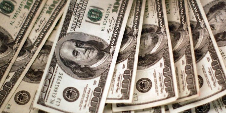 Το υποπόδιο του παππού έκρυβε σχεδόν 40.000 ευρώ
