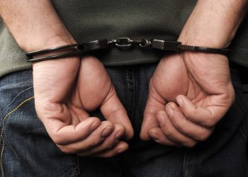 ΜΑΝΩΛΑΔΑ: Σύλληψη για καταδικαστική απόφαση