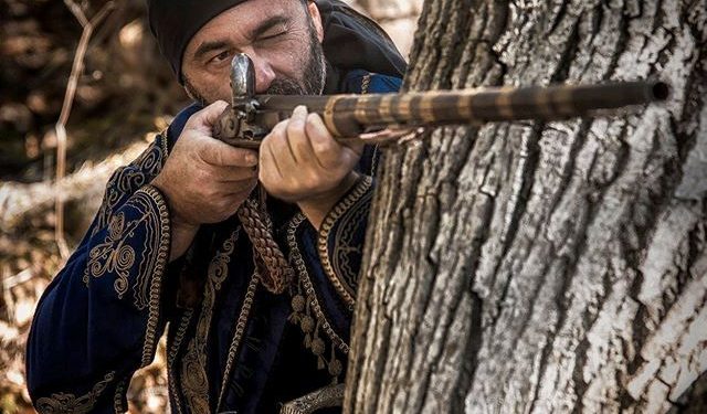 ΗΛΙΑΣ ΠΕΡΓΑΝΤΗΣ: Ο φωτογράφος που «ζωντανεύει» το 1821