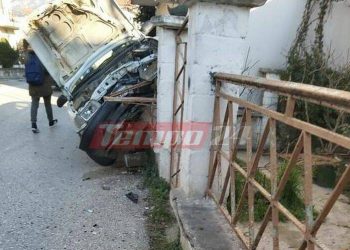 Αυτοκίνητο κατέληξε σε μάντρα – Το ασθενοφόρο έμεινε και… το έσπρωχναν – Newsbeast