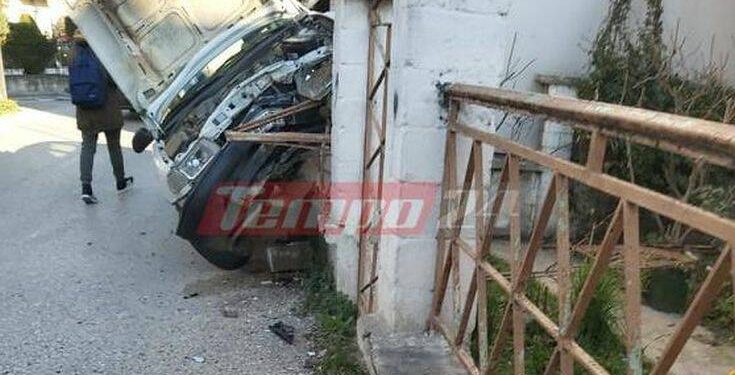 Αυτοκίνητο κατέληξε σε μάντρα – Το ασθενοφόρο έμεινε και… το έσπρωχναν – Newsbeast