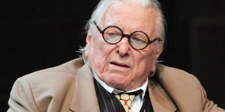 Σε μηχανική υποστήριξη παραμένει ο Κώστας Βουτσάς – News.gr