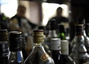 Κόρη Ελληνίδας πολιτικού κατέληξε στο νοσοκομείο μετά από ποτά «μπόμπες» – News.gr