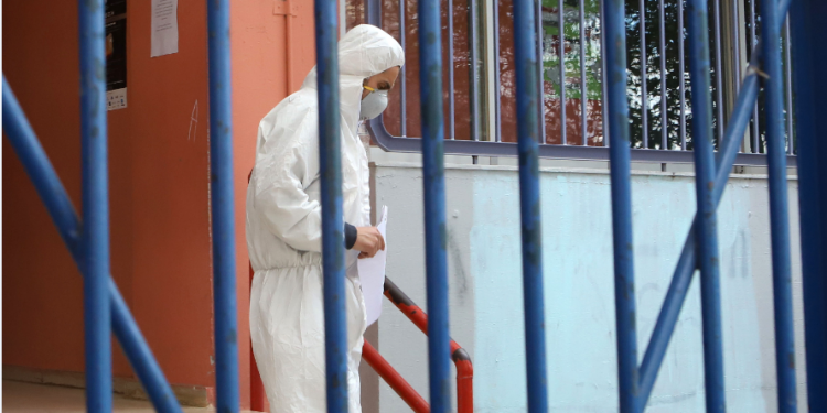 Στην Αθήνα το τρίτο κρούσμα – Θετικό στον ιό και το παιδί της 38χρονης – News.gr