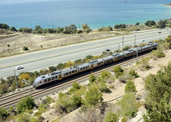 Πώς είναι να κάνεις καθημερινά το δρομολόγιο Κόρινθος-Αθήνα με τον προαστιακό