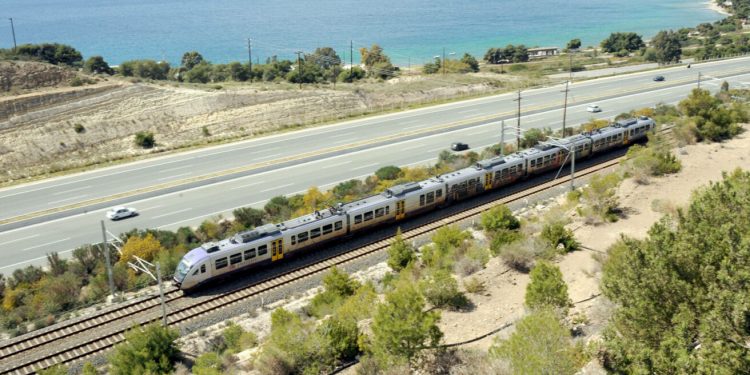 Πώς είναι να κάνεις καθημερινά το δρομολόγιο Κόρινθος-Αθήνα με τον προαστιακό