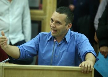 Επίθεση Κασιδιάρη με ύβρεις και απειλές στο δημοτικό συμβούλιο