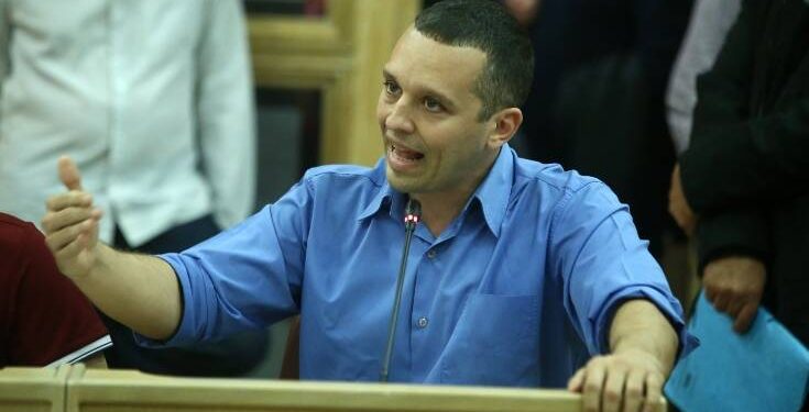 Επίθεση Κασιδιάρη με ύβρεις και απειλές στο δημοτικό συμβούλιο